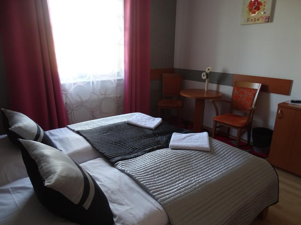 Hotel Rose Breclav Luaran gambar