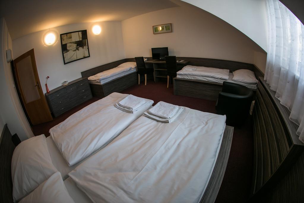 Hotel Rose Breclav Luaran gambar