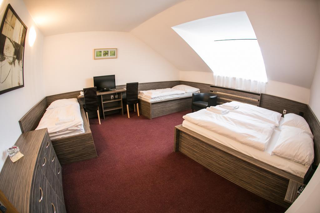 Hotel Rose Breclav Luaran gambar