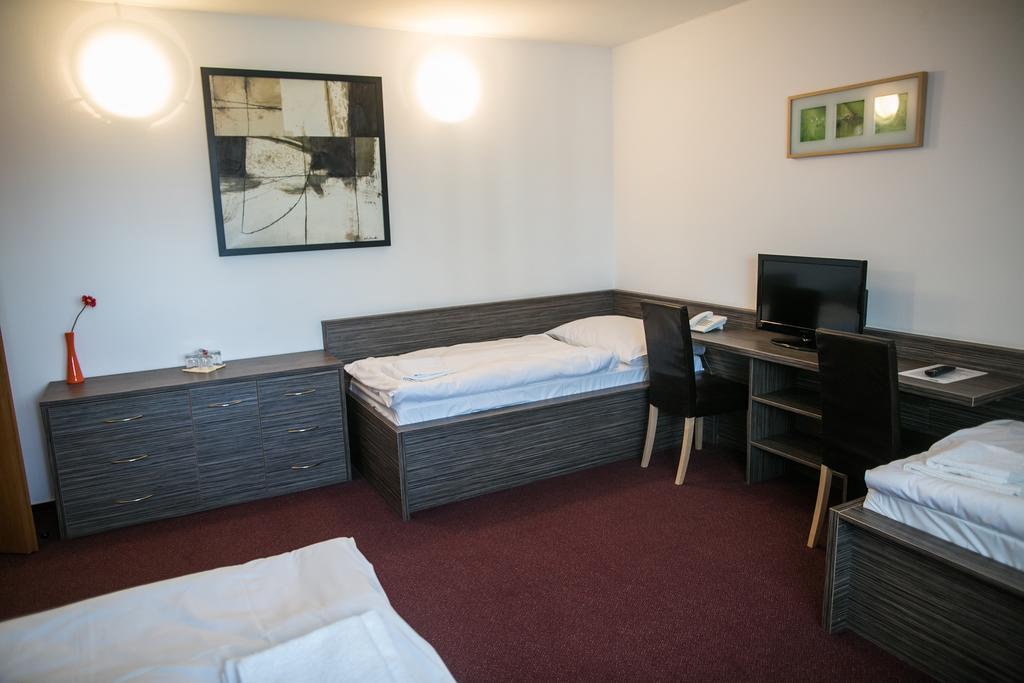 Hotel Rose Breclav Luaran gambar