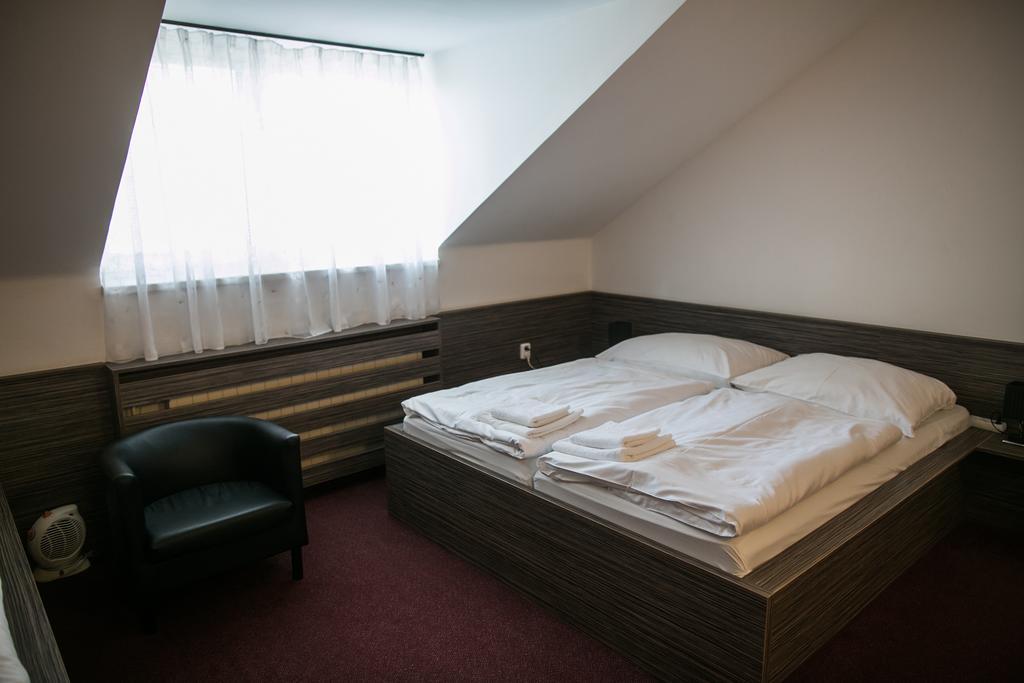 Hotel Rose Breclav Luaran gambar