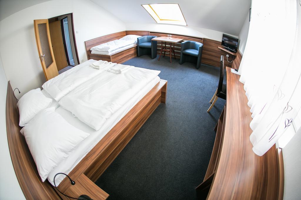 Hotel Rose Breclav Luaran gambar