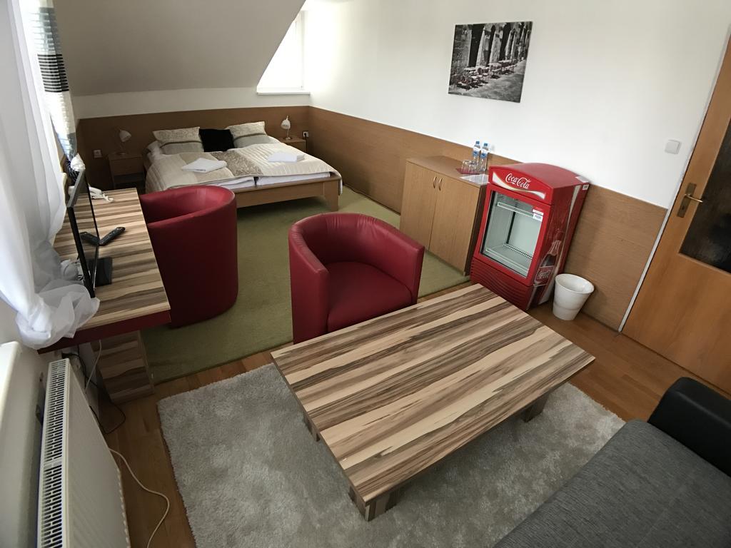 Hotel Rose Breclav Luaran gambar
