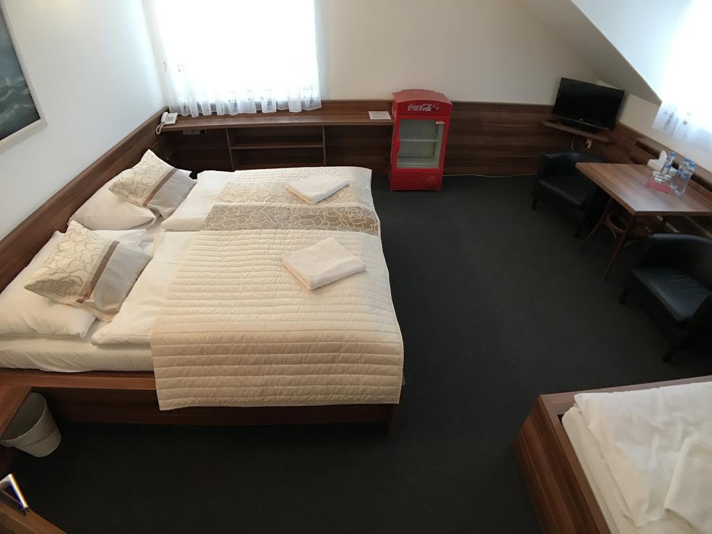 Hotel Rose Breclav Luaran gambar