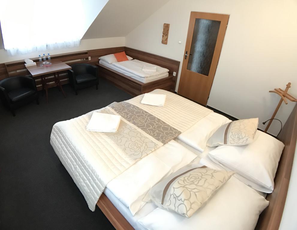 Hotel Rose Breclav Luaran gambar