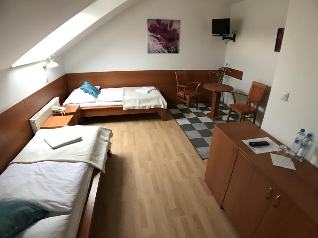 Hotel Rose Breclav Luaran gambar