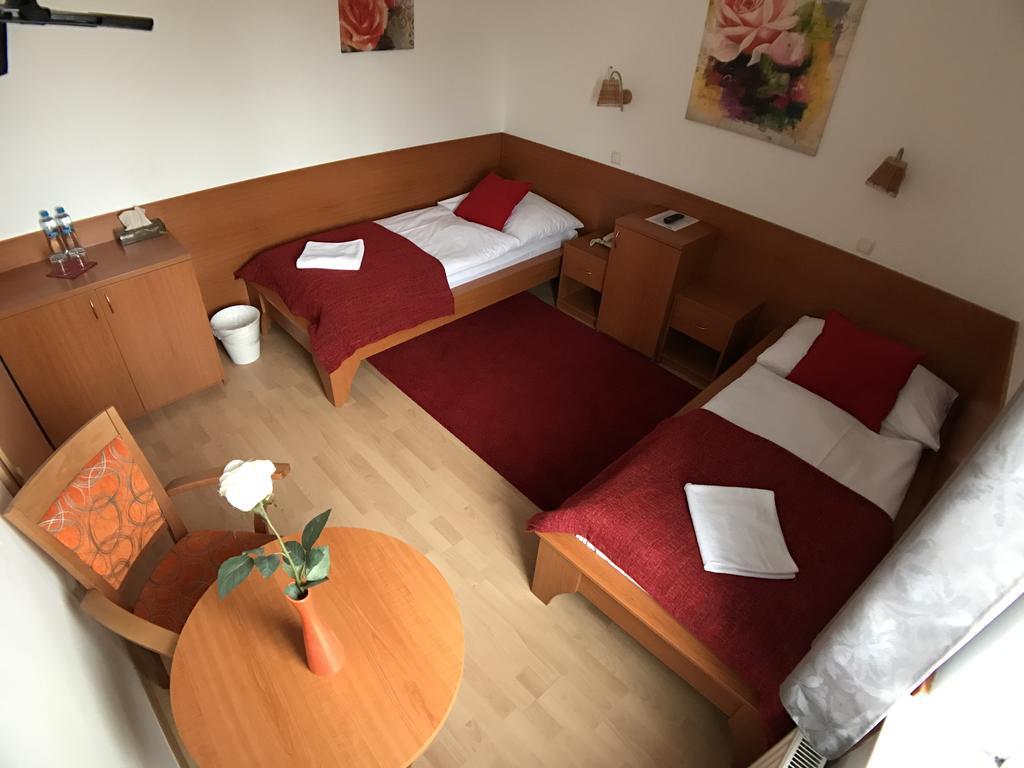 Hotel Rose Breclav Luaran gambar
