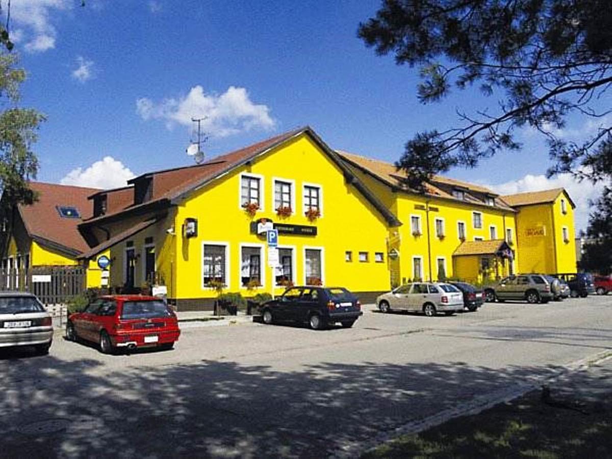 Hotel Rose Breclav Luaran gambar